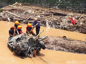 Evakuasi Bangkai Mobil Korban Banjir Bandang Cicaheum 6 Jam