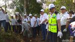 Berjaket Kulit, Rini Soemarno Dibonceng Polisi Pakai Motor Trail