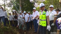 Gaya Rini Soemarno mencangkul. Foto: Trio Hamdani