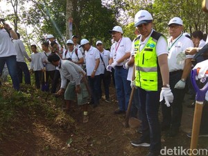 Usai Tinjau Padat Karya Cash, Rini Cek Proyek Kereta Cepat JKT-BDG