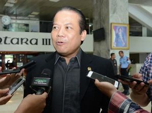 DPR Khawatir Dolar AS Tembus Rp 15.000