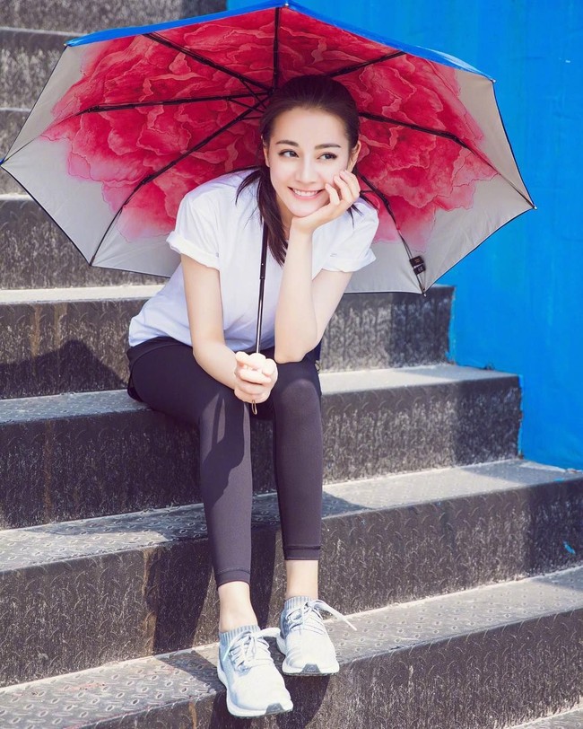 Kepada 182 ribu lebih pengikutnya di Instagram, Dilraba pun terlihat sering tampil mengenakan kaus. Foto: Instagram