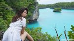 Foto: Pramugari Cantik dan Indahnya Pulau Bair