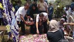 Foto: Tangis Haru Keluarga di Pemakaman Pilot Hanafie