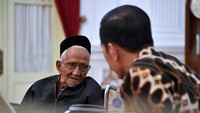 Selain itu, Nyak Sandang meminta agar dibuatkan masjid di kampungnya di Lamno, Aceh. Jokowi menjawab bahwa nanti akan dikirimkan tim untuk mengecek kondisi di sana. (Foto: Laily Rachev-Biro Pers Serpres)