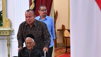 Yang antar anaknya bernama Maturidi (50) dan Khaidar, kata Deputi Bidang Protokol, Pers dan Media Sekretariat Presiden Bey Machmudin saat dikonfirmasi detikcom. (Foto: Laily Rachev-Biro Pers Serpres)