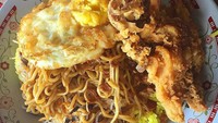 Nasi kuning dengan campuran lauk berupa mie goreng, telur ceplok dan cumi goreng tepung. Terlihat sangat mengenyangkan! Foto: Instagram @sdm12