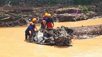 Penampakan Bangkai Mobil Hanyut Terseret Banjir Bandang Bandung