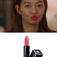 Wanita Korea menyukai lipstik dengan warna lembut, seperti pink. Di serial Oh My Venus, Shin Min Ah pun terlihat mengenakan O HUI Rouge Real W14 Swing Pink yang lansung sold out. Foto: Istimewa