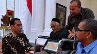 Barulah keinginannya untuk naik pesawat terwujud pada Selasa (20/3) kemarin. (Foto: Laily Rachev-Biro Pers Serpres)