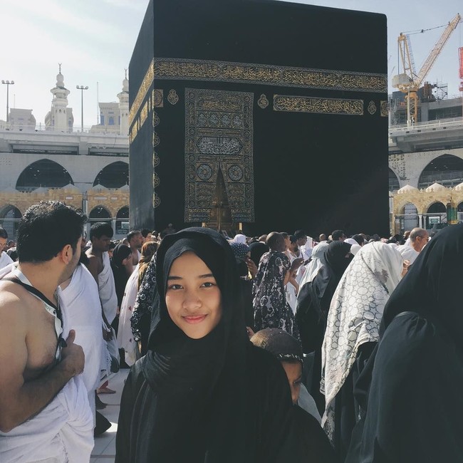 Ghaniya Salma juga pernah memakai busana hitam saat melakukan ibadah umroh. Berfoto di depan kabah, ia beribadah dengan menggunakan hijab hoodie berwarna hitam. Foto: Instagram/Ghaniyasalma