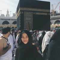 Ghaniya Salma juga pernah memakai busana hitam saat melakukan ibadah umroh. Berfoto di depan kabah, ia beribadah dengan menggunakan hijab hoodie berwarna hitam. Foto: Instagram/Ghaniyasalma