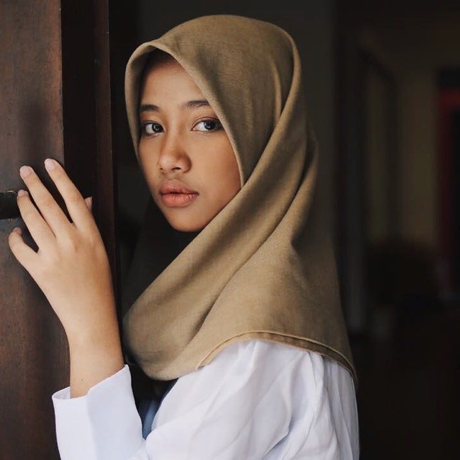 Bergaya fierce, Ghaniya Salma terlihat memiliki bakat modeling. Wajah eksotisnya mengingatkan kita pada Halima Aden, model berhijab yang populer di mancanegara. Foto: Instagram/Ghaniyasalma