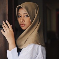 Bergaya fierce, Ghaniya Salma terlihat memiliki bakat modeling. Wajah eksotisnya mengingatkan kita pada Halima Aden, model berhijab yang populer di mancanegara. Foto: Instagram/Ghaniyasalma