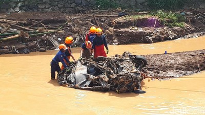Foto: Mobil Remuk Dihajar Banjir Bandang Bandung