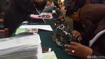 Foto: Pameran Kacamata Anniesa Hasibuan di Sidang First Travel