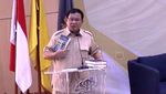 Momen Prabowo Tunjukkan Novel Tentang Indonesia Bubar 2030