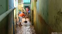 Warga Bergerak Bersihkan Lumpur Sisa Banjir Bandang Bandung
