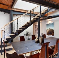 Interior penthouse bergaya industrial dengan banyaknya detail-detail unfinished pada langit-langit, dinding, lantai serta tangga. Foto: Dok. Stribling Marketing Associates