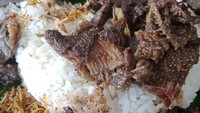 Nasi Krawu Bu Tiban dari Gresik ini mantap! Nasinya terlihat pulen dengan paduan suwiran daging yang empuk. Pokoknya sedap! Foto: Instagram @anugrah_aryadi