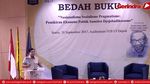 Momen Prabowo Tunjukkan Novel Tentang Indonesia Bubar 2030