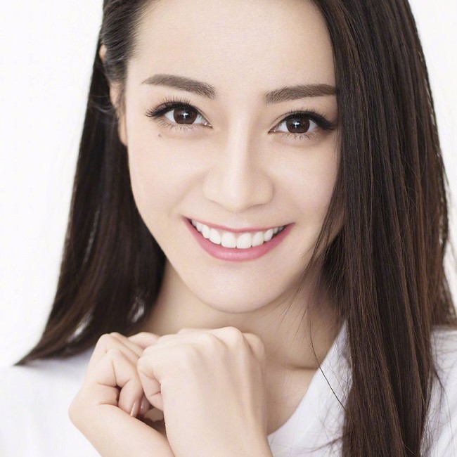Gaya makeup dara jelita keturunan Uighur yang natural flawless ini pun semakin mempertegas kecantikan yang dimilikinya. Foto: Instagram