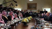 Usai bertemu di Ruang Oval, MBS dan Trump bersama para delegasi mengikuti jamuan makan siang bersama di Gedung Putih. Foto: REUTERS/Jonathan Ernst