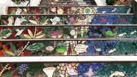 Lantai tangga ini disusun dengan mosaik dari berbagai macam bentuk. Ada bunga, hewan dan cakrawala yang tersusun rapi dan sangat cantik. (petualanganputri/Instagram)