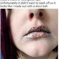 Hasil coba-coba makeup kadang tak selalu seindah video tutorial di YouTube. Wanita ini harus kerepotan hapus glitter setelah mengikuti tutorial blogger. Foto: Twitter