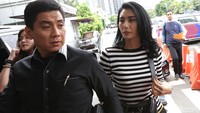 Tyas datang ke SPKT Polda Metro Jaya untuk membuat laporan atas tuduhan tersebut. Foto: Palevi S/detikHOT