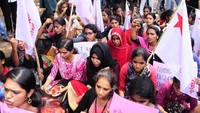 Komentar Profesor Jouhar itu terekam kamera dan videonya menyebar luas hingga memicu kemarahan publik. Profesor Jouhar dianggap memperlakukan wanita seperti objek. Foto: timesofindia.indiatimes.com