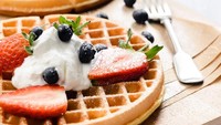 Zodiak ini dikenal sebagai seorang pemimpi yang gigih memperjuangkan impiannya. Waffle Belgia yang empuk dengan krim keju dan buah cocok buat sarapannya. Foto: Istock