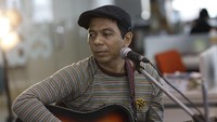 Adrian Yunan membawakan membawakan dua lagu Lari dan Mainan dari album perdananya, Sintas. Foto: Asep Syaifullah