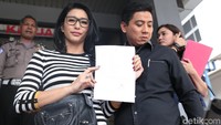 Tyas Mirasih datangi Polda Metro melaporkan tudingan dirinya yang dianggap melakukan penculikan. Foto: Tyas Mirasih (Ismail/detikHOT)