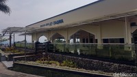 Masjid At Taqwa di Sukabumi boleh dibilang beda dengan masjid pada umumnya. Soalnya, masjid ini memiliki pagar berupa akuarium (Syahdan/detikTravel)