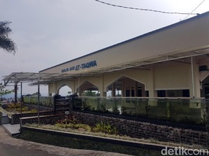 Bikin Betah Jamaah, Masjid Berpagar Akuarium di Sukabumi