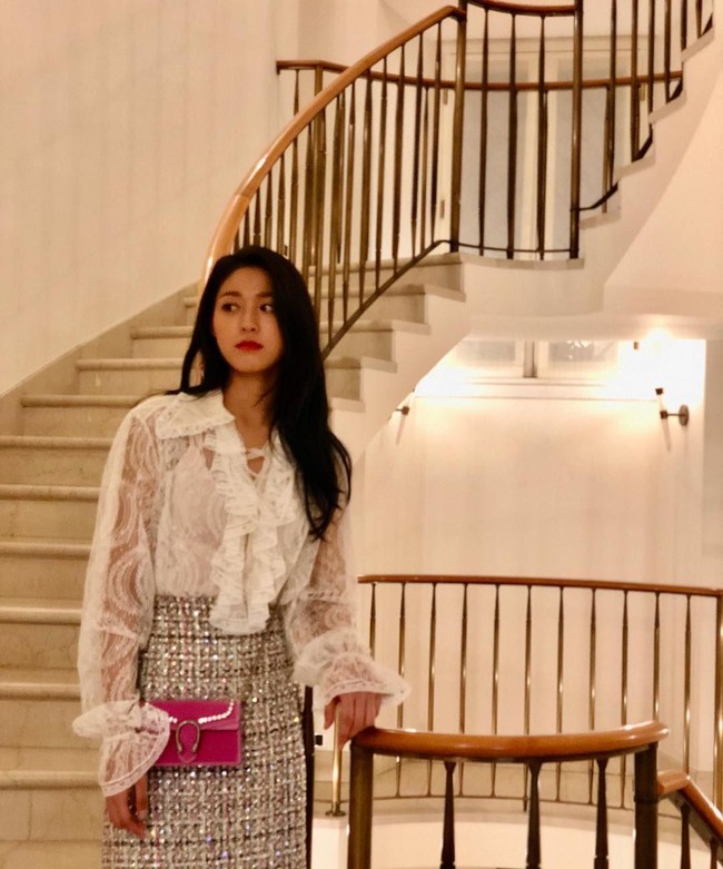 Seolhyun memang memiliki penampilan yang mempesona dengan tubuh tinggi. Sang pengedit foto tampaknya mencari-cari bagian tubuh tanpa busana yang pas untuk bisa disatukan dengan foto kepala Seoulhyun.  Foto: dok. Instagram