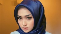 Sewaktu awal perkenalan, Hafizh memberi saya tiket gratis menyaksikan balap di Malaysia di Sepang. Setelah menonton sendiri dia beraksi barulah saya sadar dia bukan pebalap amatir, kata Suzana beberapa waktu lalu. (Instagram @suzanamnf)