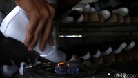 Dalam sehari, mereka bisa memproduksi hingga 100 pasang.