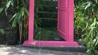 Melihat Instagram resmi kafe ini ternyata banyak spot foto menarik yang bisa dicoba. Ini salah satu pintu rumah Doraemon yang bisa jadi salah satu pintu masuk kafe. Foto: Instagram @jogjaeatguide