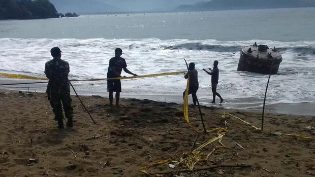 Buoy ini terdampar di pantai di Trenggalek