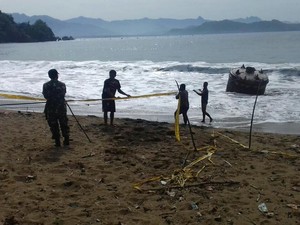 Terombang-ambing di Laut, Buoy Rusak Ditarik Nelayan ke Pantai