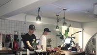 Salah satu sudut dimanfaatkan sebagai tempat meracik aneka minuman kopi. Barista bisa bekomunikasi dengan pengunjung.Foto: Instagram: oneinamillion_seoul