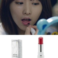 Di serial Oh My Ghost, Park Bo Young terlihat memakai Lancome’s Shine Lover #120 O My Rouge bernuansa merah cherry. Setelah muncul di drama tersebut, lipstik itu kemudian laris diincar pembeli. Foto: Istimewa