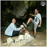 Dua wisatawan yang berpose tidak sopan