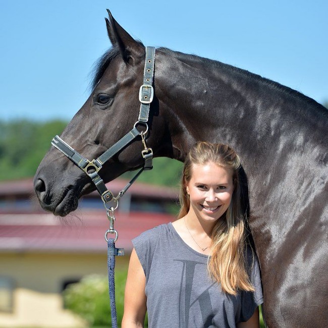 Charlotte Rummenigge merupakan putri dari mantan kapten timnas Jerman yang kini menjadi petinggi Bayern Muenchen Karl Heinz Rummenigge. Foto: Instagram