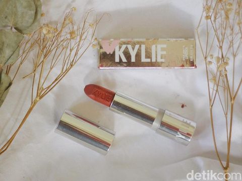 Review Lipstick Kylie Jenner Silver Series, Bagaimana Kualitasnya?
