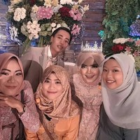 Sang pengantin wanita mengaku bahwa sejak kecil nama panggilannya adalah Anies. Sementara itu mempelai pria dipanggil oleh teman-temannya sebagai Jokowi sejak Joko Widodo terpilih menjadi Presiden Indonesia. Foto: Instagram