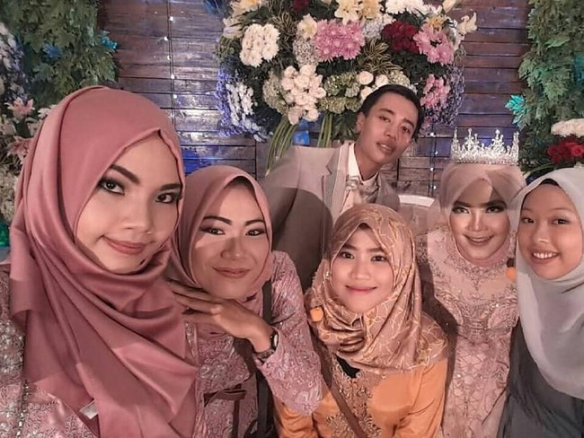 Sang pengantin wanita mengaku bahwa sejak kecil nama panggilannya adalah Anies. Sementara itu mempelai pria dipanggil oleh teman-temannya sebagai Jokowi sejak Joko Widodo terpilih menjadi Presiden Indonesia. Foto: Instagram