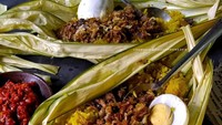 Nasi kuning Manado yang disajikan dengan daun lontar. Nasi kuning disajikan dengan abon ikan, sambal dan telur rebus. Foto: Instagram @pendhina.as